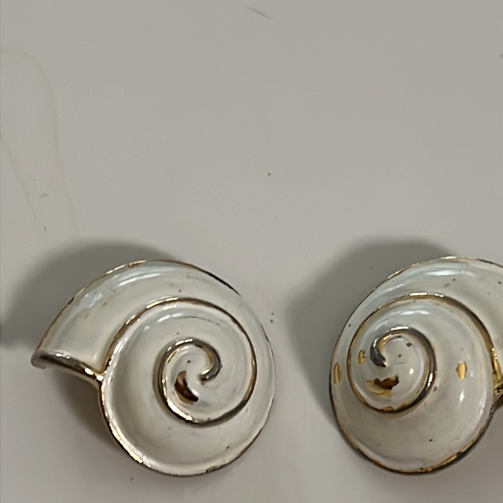 MIMI DI 1975 VINTAGE SEASHELLS SWIRL SIGNED EARRING